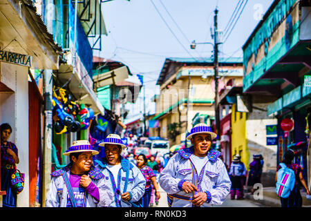 Todos Santos, Guatemala am 30. April 2016 - Blick auf die indigene Bevölkerung mit traditionellen Kleidung Wandern in den Straßen des Dorfes Stockfoto