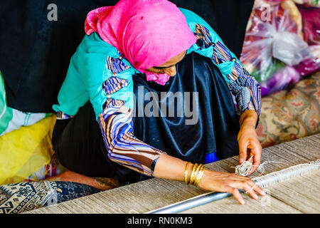 Shiraz, Iran am 25. Oktober 2016, Blick auf Frau Weberei Teppich Stockfoto