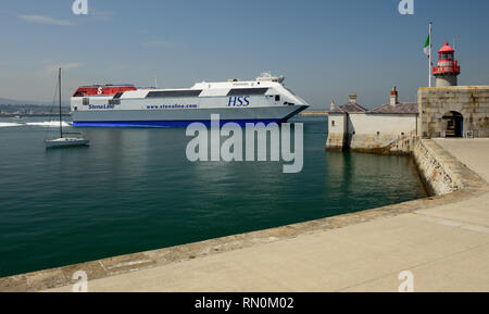 HSS Stenaline Fähre Stena Explorer verlassen Dun Laoghaire Hafen für Holyhead. Stockfoto