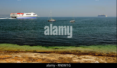 HSS Stenaline Fähre Stena Explorer verlassen Dun Laoghaire Hafen in Richtung P&O Kreuzfahrtschiff Arcadia offshore verankert. Stockfoto
