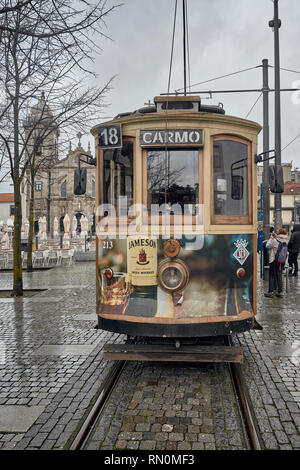 Ausfahrt der Straßenbahnlinie 18, die Sie in der Stadt Porto, Portugal, Europa zu Praca da Batalha oder Foz nehmen können Stockfoto