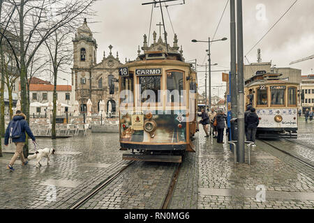 Ausfahrt der Straßenbahnlinie 18 und 22, die Sie in der Stadt Porto, Portugal, Europa zu Praca da Batalha oder Foz nehmen können Stockfoto