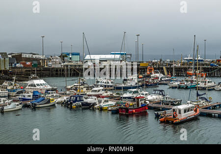 Mallaig Hafen an der Nordwestküste von Schottland an einem bewölkten Tag im Winter. Stockfoto