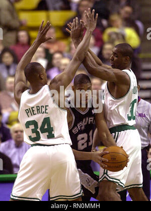 San Antonio Spurs Tim Duncan (Mitte) double Team zählen durch Boston Celtics Paul Pierce (links) und Mark Blount (rechts) im 1 qt-Aktion an der Fleet Center in Boston, Ma USA Foto von Bill Belknap März 21,2001 Stockfoto