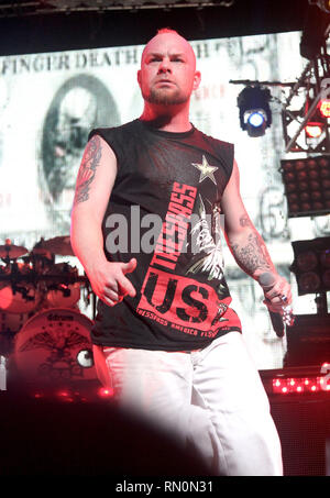 Sänger Ivan 'Ghost' Moody der Heavy Metal Band Five Finger Death Punch gezeigt wird, ist auf der Bühne während einer "live"-Konzert aussehen. Stockfoto