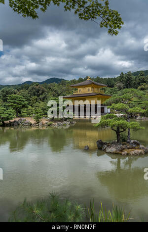 Der Goldene Pavillon, in Kyoto, Japan. Der Tempel ist traditionell als Kinkaku-ji, oder Rokuon-ji bekannt Stockfoto