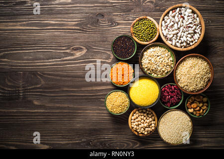 Körner, Hülsenfrüchte und Bohnen Sortiment Ansicht von oben. Stockfoto