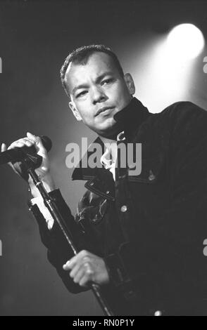 Sänger Roland Geschenk der Fine Young Cannibals angezeigt, die auf der Bühne während einer "live"-Konzert aussehen. Stockfoto