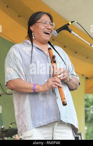 Cheyenne Flötist Joseph Fire Crow ist dargestellt auf der Bühne während einer "live"-Konzert aussehen. Stockfoto