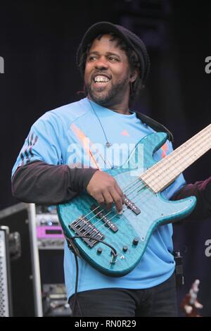 Bassist Victor Wooten von Bela Fleck & flecktones dargestellt auf der Bühne während einer "live"-Konzert aussehen. Stockfoto