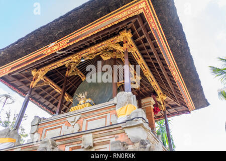 Pura Penataran Sasih, riesige Bronze als der Mond von Pejeng (Ratu Sasih) der größte aus einem Stück gegossene Trommel in der ganzen Welt bekannt. In Tampaksiri entfernt Stockfoto