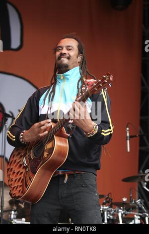 Dichter, Musiker und Komponist Michael Franti ist dargestellt auf der Bühne während einer "live"-Konzert Auftritt am Berg Stau in Hunter, New York. Stockfoto