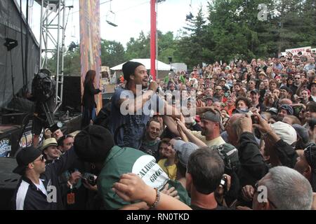 Musiker Michael Franti ist dargestellt auf der Bühne während einer "live"-Konzert Auftritt mit Speerspitze. Stockfoto