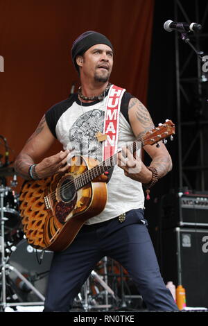 Michael Franti ist dargestellt auf der Bühne während einer "live"-Konzert Auftritt mit Speerspitze während Berg Stau in Hunter, New York. Stockfoto