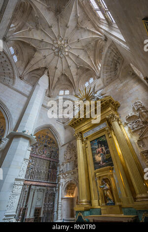 Burgos, Spanien - 24. März 2017. Vault und Altarbild Heilige Familie Malerei von Sebastiano del Piombo in der Kapelle der Präsentation (Capilla de la presen Stockfoto