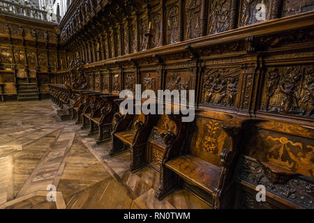 Burgos, Spanien - 24. März 2017. Geschnitzte Chorgestühl Holzboden und Sitze in der Kathedrale der Heiligen Maria von Burgos (Santa Maria de Burgos). Spanien Stockfoto