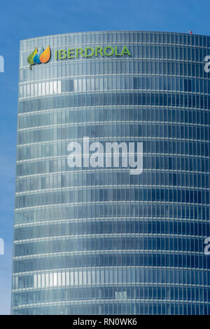 Bilbao, Baskenland, Spanien. März 26, 2017. Erdgeschoss Blick von Iberdrola Turm. Vom Architekten Cesar Pelli konzipiert Stockfoto