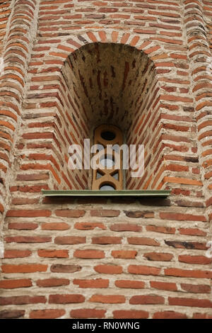 Alte Fenster in einem alten Kloster an der Wand in der Nähe. Stockfoto