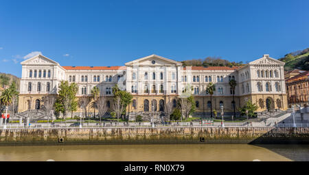 Bilbao, Baskenland, Spanien. März 26, 2017. Panoramablick von der Universität von Deusto zentralen Gebäude (La literaria) von Architekt Francisco konzipiert Stockfoto