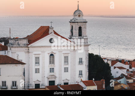 Sonnenaufgang über Lissabon Altstadt Alfama - Portugal. Igreja de Santo Estêvão Kirche in Lissabon. Lissabon Goldenen Stunde Skyline. Tejo im Hintergrund