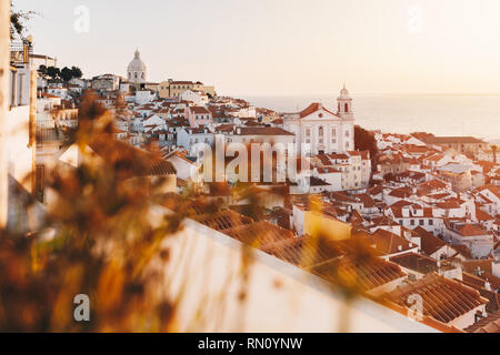 Sonnenaufgang über Lissabon Altstadt Alfama - Portugal. Lissabon Goldenen Stunde Skyline. Sonnenaufgang über den Fluss Tagus. Balkon mit Blick auf die Altstadt von Lissabon Stockfoto