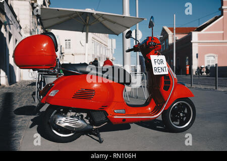 Retro Rot Scooter Bike Motorrad zum Mieten Stockfoto