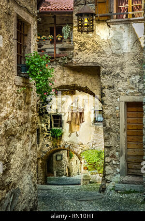 Historische Gasse im alten Dorf Canale di Tenno in Italien Stockfoto