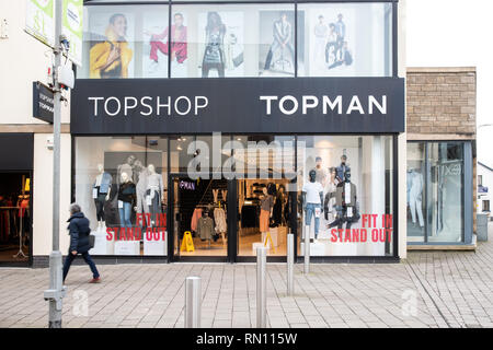 Topshop ist offen für den Handel in Carmarthen St Catherines entfernt. Chain Store auf jeden High Street, Verkauf modische Kleidung für junge Menschen. Stockfoto