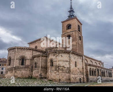 Die romanische Kirche von San Millan, Segovia, Kastilien und León, Spanien. Zwischen 1111 und 1124 erbaut, ist eine der ältesten Kirchen der Stadt. Stockfoto