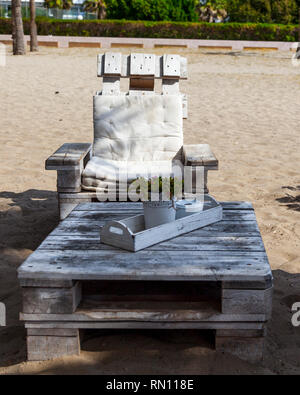 Beach Bar Sitzgelegenheiten aus Holzpaletten gemacht Stockfoto
