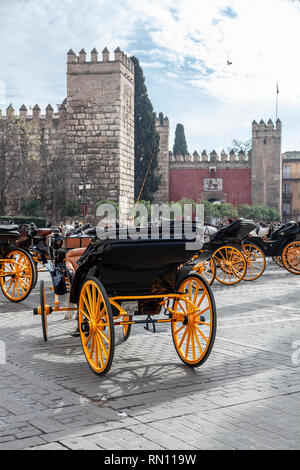 Pferdeschlitten Kutschen außerhalb der Real Alcazar in Sevilla Stockfoto