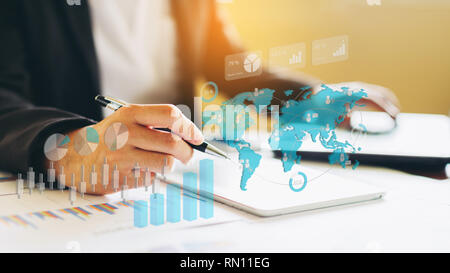 Geschäftsmann Investment Consultant Analyse Firma Finanzbericht. Konzept Bild für Börse, Büro, Steuern und Projekt. 3D-Darstellung. Stockfoto