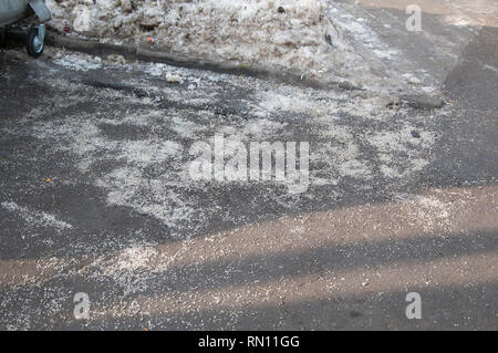 Entfrosterschalter Chemikalien auf Asphalt in Moskau Stockfoto