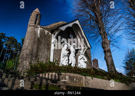 Golgatha Szene in der Grotte neben Kirche der Heiligen Familie, Kildare Street Parish, Stoneybatter, innere Dublin, Irland. Stockfoto