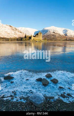 Am frühen Morgen bei Kilchurn Castle und Loch Awe, Argyll und Bute, Schottland, Großbritannien an einem kalten Wintertag mit Schnee und gefrorene Loch Stockfoto