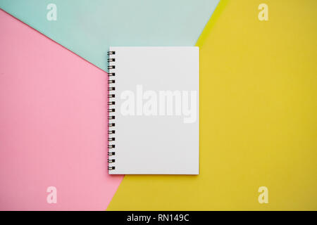 Leere notepad mit Platz für Text auf einem farbigen Hintergrund. Stockfoto