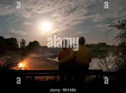 Paar Camping mit Lagerfeuer und Zelt im Freien Stockfoto