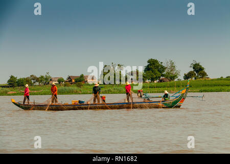 Männer Angeln vom Boot auf dem Tonle Sap Fluss, Kampong Chhnang, Mekong Delta, Kambodscha, Asien Stockfoto