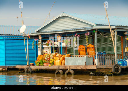 Shop in schwimmenden Dorf am Tonle Sap Fluss, Kampong Chhnang, Mekong Delta, Kambodscha, Asien Stockfoto