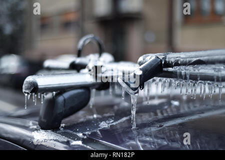 Fahrradträger auf ein Auto in Eis bedeckt nach dem gefrorenen regen Phänomen Stockfoto