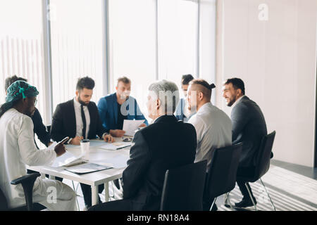Eine indische Vorstand rekrutiert Spezialisten drei Vorschläge wirtschaftlichen Berater der Baufirma zu helfen, zu entwickeln. Stockfoto