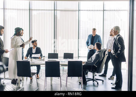 Panorama-aufnahme des Internationalen gemischten Rennen Geschäftspartner über Projekt streiten. Indische und Arabische Verkäufer zu diskutieren und zu gestikulieren emotio Stockfoto