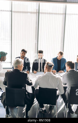 Multikulturelle männlichen Angestellten von Architektur und Design Büro Treffen mit arabischen Kunden, Kunde, in modernen Büro mit Panoramablick, diskutieren Stockfoto