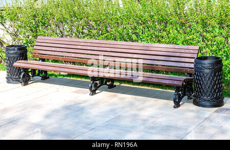 Holzbank an der Stadt Straße im Sommer sonnigen Tag Stockfoto