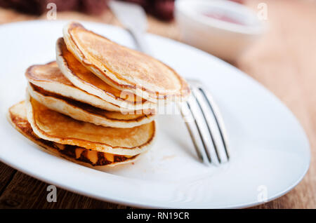 Pfannkuchen mit Marmelade auf dem Teller auf dem Tisch Stockfoto