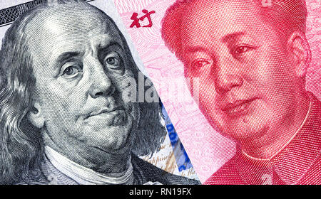 Portrait von Benjamin Franklin gegen Mao Zedong, 100 US-Dollar und 100 chinesische Yuan Stockfoto