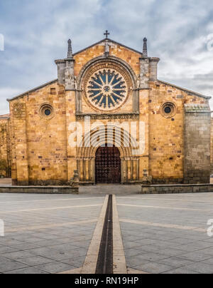 St. Peter Kirche (Iglesia de San Pedro), Avila, Kastilien-Leon, Spanien. Eine romanische Kirche aus dem 12. Jahrhundert außerhalb der Stadtmauern in der Plaza de entfernt Stockfoto