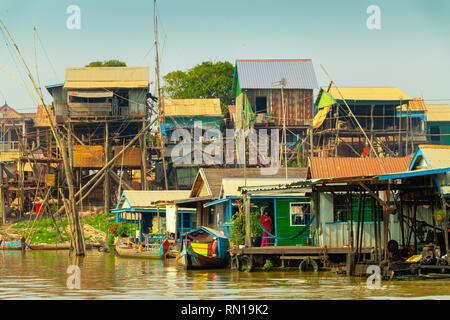 Holzhäuser auf Stelzen sind die Heimat vieler Familien in schwimmenden Dorf am Tonle Sap Fluss, Kampong Chhnang, Mekong Delta, Kambodscha, Asien Stockfoto