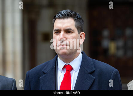 Shadow Herr Bundeskanzler, Richard Burgon, verlässt das Hohe Gericht, nachdem er seine Verleumdung Anspruch gegen die Sonne Zeitung. Er war £ 30.000 Schadenersatz zugesprochen. Stockfoto