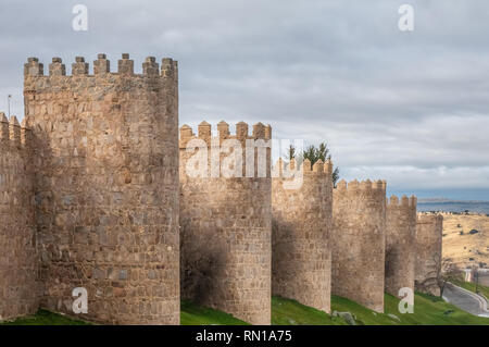 Die herrlichen mittelalterlichen Mauern von Avila, Kastilien und León, Spanien. Ein UNESCO-Weltkulturerbe abgeschlossen zwischen dem 11. und 14. Jahrhundert Stockfoto